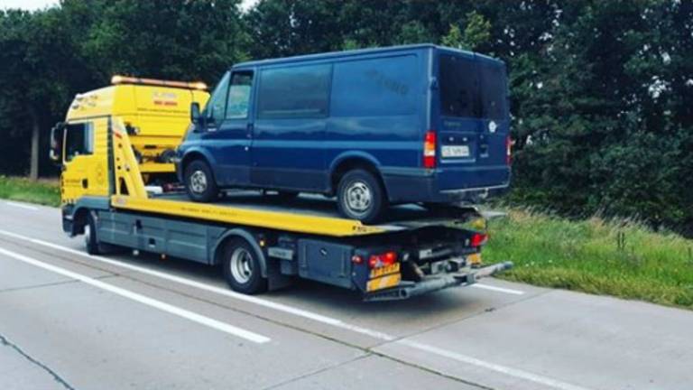 Het busje van de mannen werd in beslag genomen (foto: Instagram wijkagenten Drimmelen).