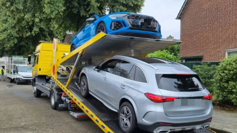 Er werden meerdere auto's in beslag genomen (foto: Politie). 