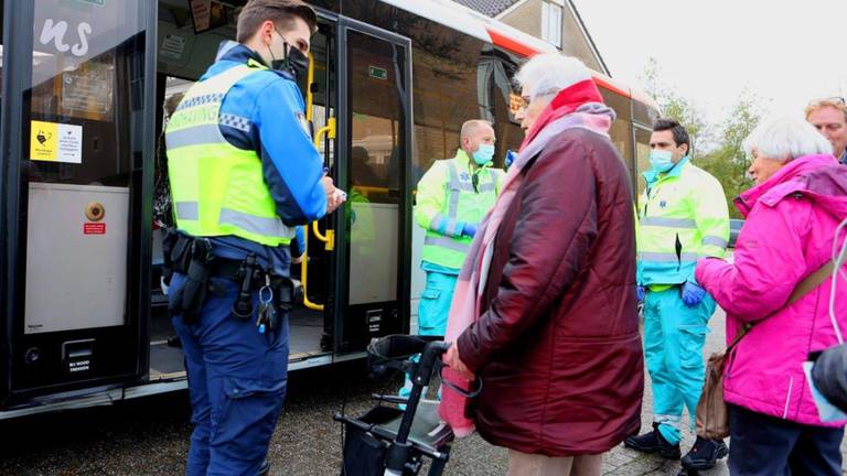 Met de bus werden de bewoners naar de Maaspoort gebracht 