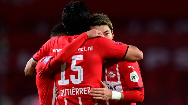 Erick Gutierrez en Ritsu Doan vieren de 3-1 van PSV tegen FC Utrecht (foto: ANP 2021/Olaf Kraak).