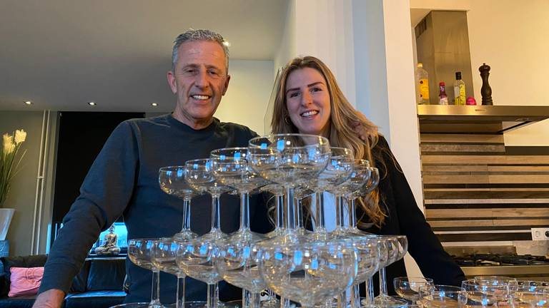 Lotte Broos legt uit hoe je de perfecte toren van champagneglazen kunt bouwen