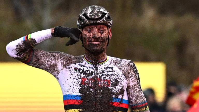 De totaal besmeurde Mathieu van der Poel wint superieur in Maasmechelen (foto: ANP).