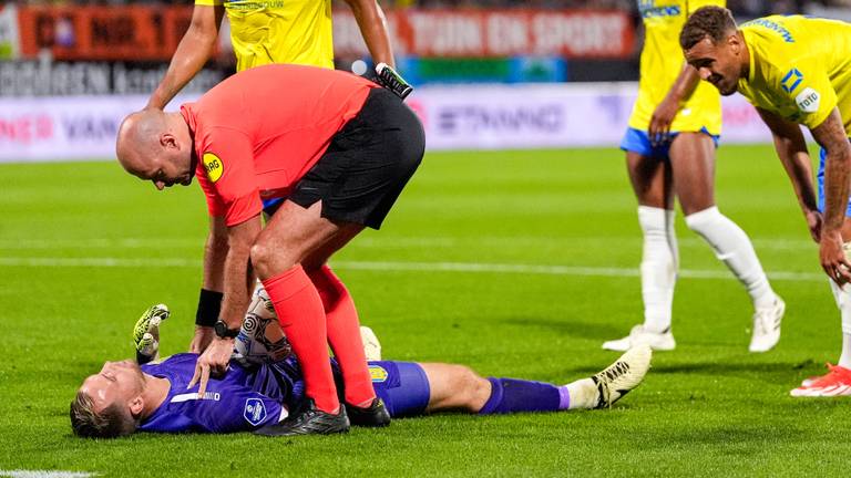 RKC Waalwijk-doelman Jeroen Houwen lag even geblesseerd op het veld (Orange Pictures).