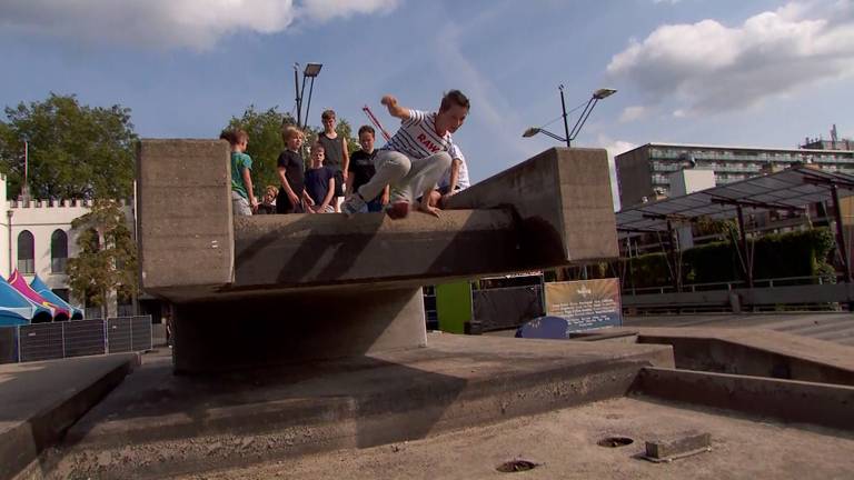 Jonge freerunners nemen Tilburgse fontein over