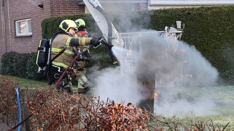 De brandende prullenbak werd naar buiten gehaald (foto: SQ Vision).