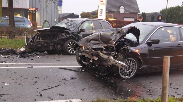 Vrouw gewond na botsing tussen twee auto's (foto: Harrie Grijsseels/SQ Vision).