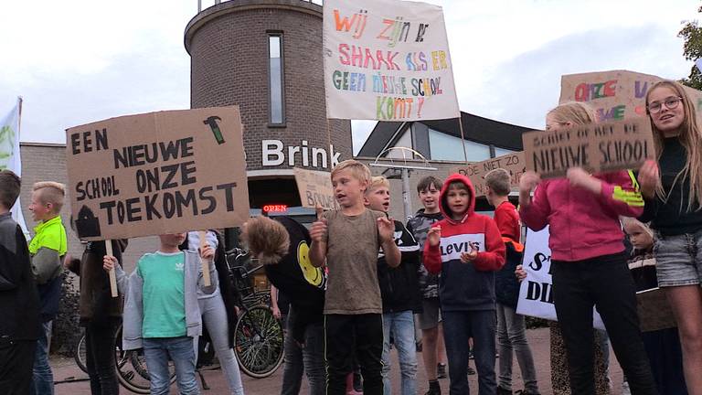 Kinderen in Eerde demonstreren voor een nieuwe basisschool.