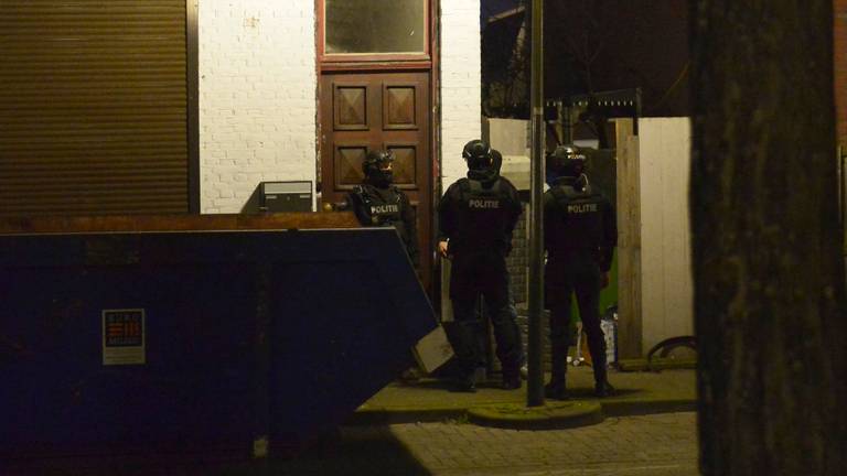 Het speciale team van de politie bij het gebouw aan de Dijklaan in Breda (foto: Perry Roovers/SQ Vision).