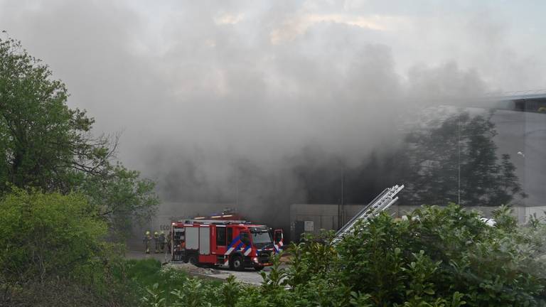 Urenlang rookoverlast door brand in loods met afval in Breda