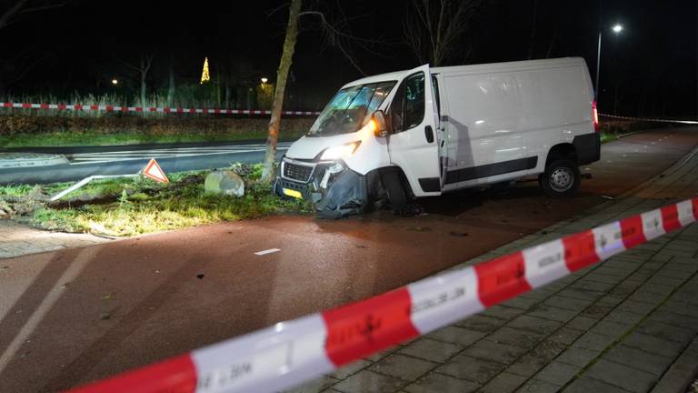 De voorwielen en achteras liggen zijn eraf gereden bij de crash (foto: Bart Meester / SQ Vision).