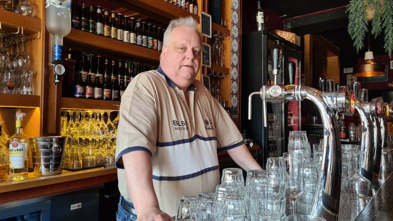 Ruud Bakker in zijn zaak Dommel 18 in Eindhoven (foto: Noël van Hooft).