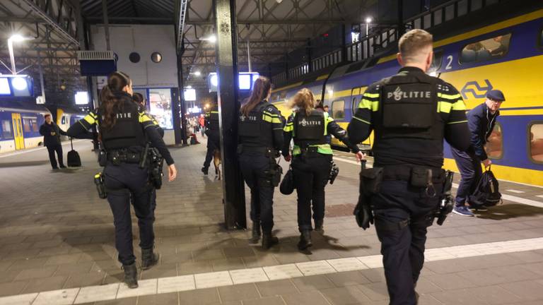 Trein doorzocht door politie voor een man met vuurwapen (foto: Arno van der Linden/SQ Vision).