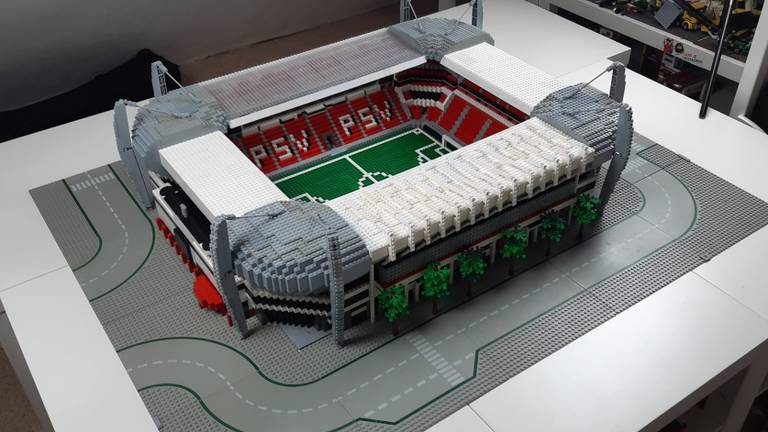 Immuniteit Tactiel gevoel Montgomery Milan bouwde met 15.000 LEGO-blokjes in vier maanden het PSV-stadion na -  Omroep Brabant