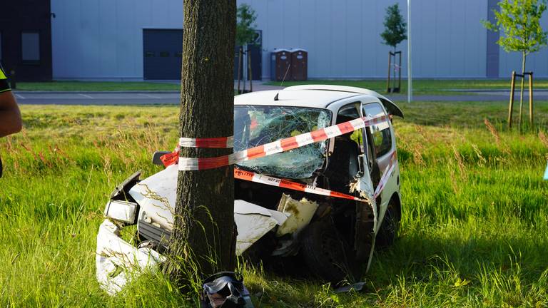 De 45 km auto die in Bosschenhoofd tegen een boom reed (foto: Jeroen Stuve/SQ Vision).