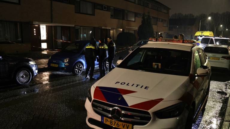 De politie bij het huis in Best waar rond half vijf een explosie plaatsvond (foto: Sander van Gils/SQ Vision).