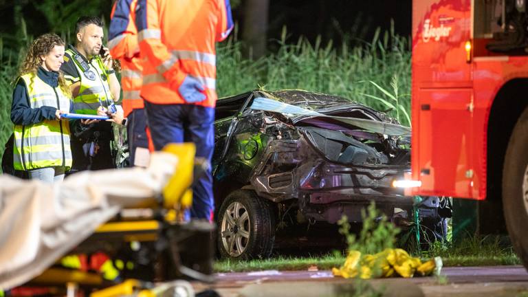 Lachgascilinders gevonden in auto die van viaduct reed, drie zwaargewonden