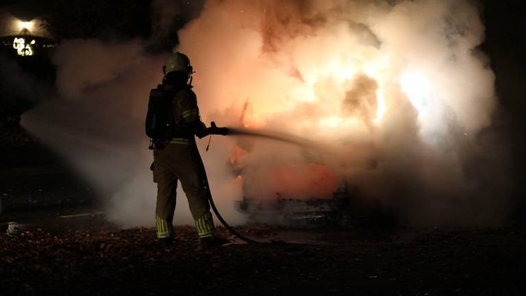 Onrust in Roosendaal: 15 jongeren opgepakt, basisschool dicht na brand