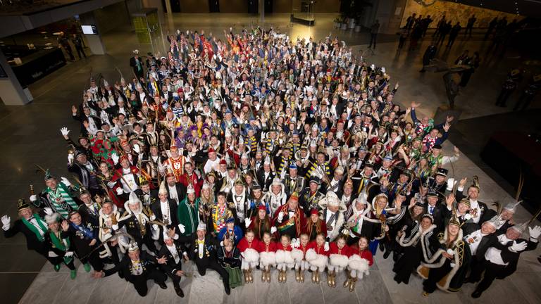 Het hele carnavalsgezelschap bij elkaar (foto: Erik van der Burgt).