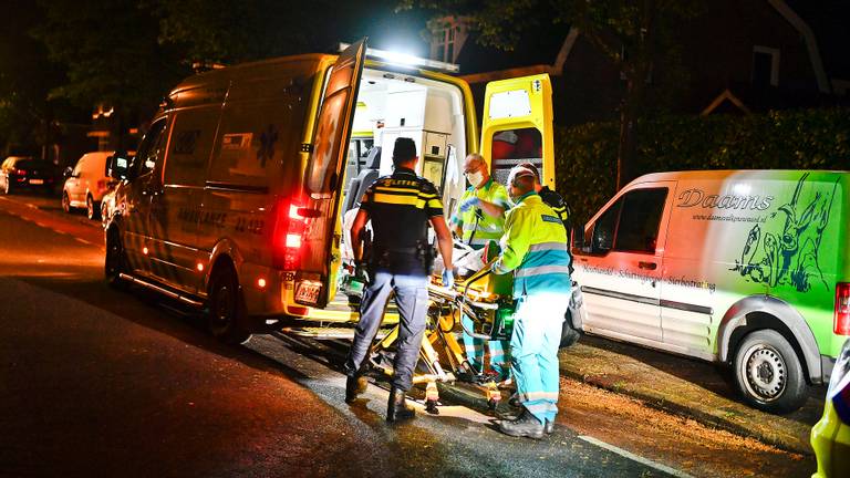 De bewoner werd met spoed naar een ziekenhuis gebracht (Foto: Rico Vogels./SQ Vision).