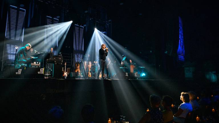 Guus Meeuwis voor het eerst op het podium van Club Zoveel. (Foto: Jostijn Ligtvoet Fotografie)