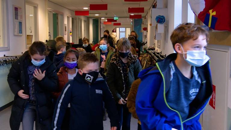 Kinderen van basisschool Den Dijk met mondkapjes in de gang (foto: DtvNieuws).