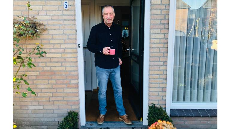 Joop Korsten (60) uit Den Dungen kreeg als coronapatiënt een zuurstoftank mee naar huis (foto: Joris van Duin).