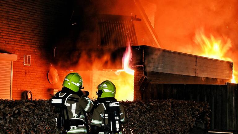 Vader ademde rook in bij brand, maar redde wel zijn e-bike en auto’s