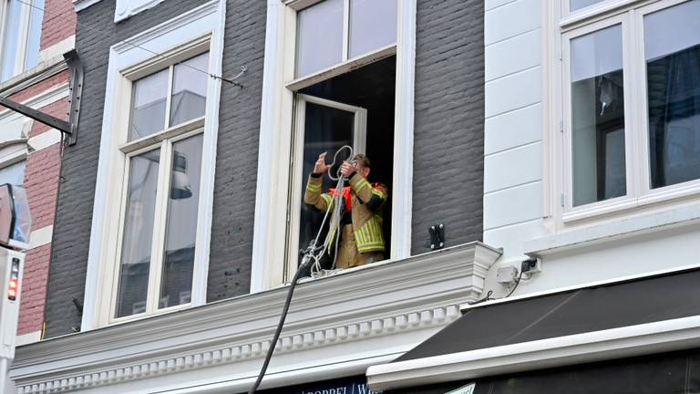 De brand woedde in een bovenwoning aan de Halstraat in Breda ((foto: Tom van der Put/SQ Vision).