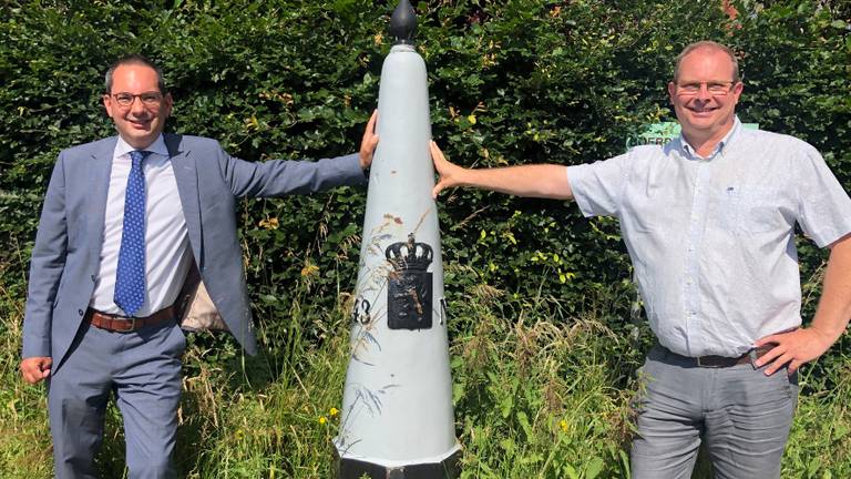 De burgemeesters Steven Adriaansen en Gaston van Tichelt zijn blij dat de grens weer open is (foto: Erik Peeters)