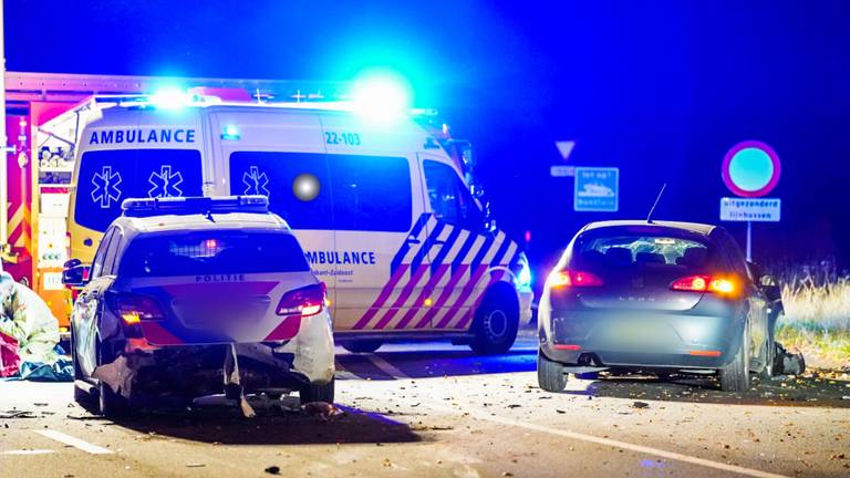 De politiewagen (links) en de personenauto die bij de fatale botsing betrokken waren (foto: Dave Hendriks/SQ Vision Mediaprodukties).