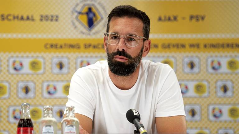 Ruud van Nistelrooij tijdens de persconferentie over de Johan Cruijff Schaal (foto: ANP).