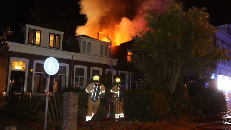De enorme vlammenzee bij het huis in Vught (foto: Bart Meesters).