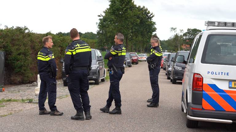 Politie bij de inval in Hulten (foto: Omroep Brabant).