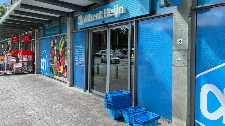 Door muizen geplaagde Albert Heijn weer open: pak muisjes voor klanten