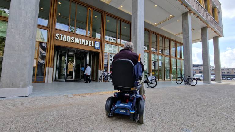 Will mag met zijn scootmobiel de stadswinkel niet in: 'Kan niet waar zijn' 