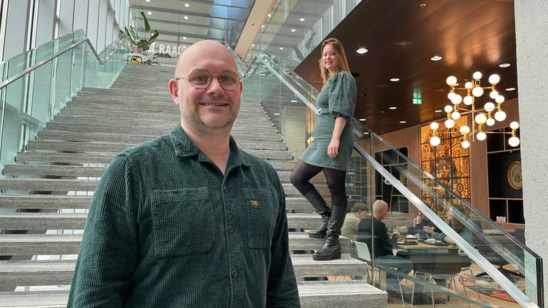 Gerton Govers met achter hem zijn vrouw Linda Oerlemans (foto: Tom van den Oetelaar).