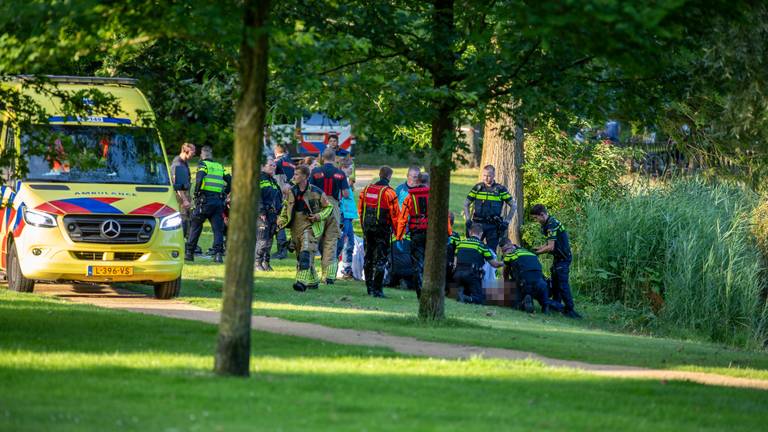 De man is met veel pijn en moeite naar de kant gehaald (foto: Christian Traets/SQ Vision).