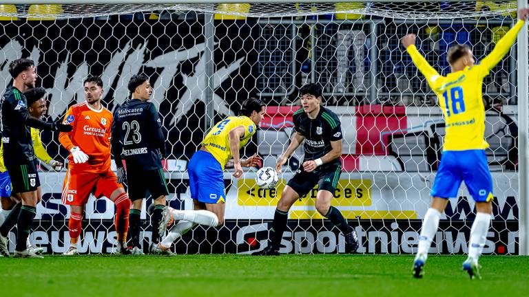 Oskar Zawada kopte RKC Waalwijk op 1-0. (Foto: Eye4images / Marcel van Dorst)