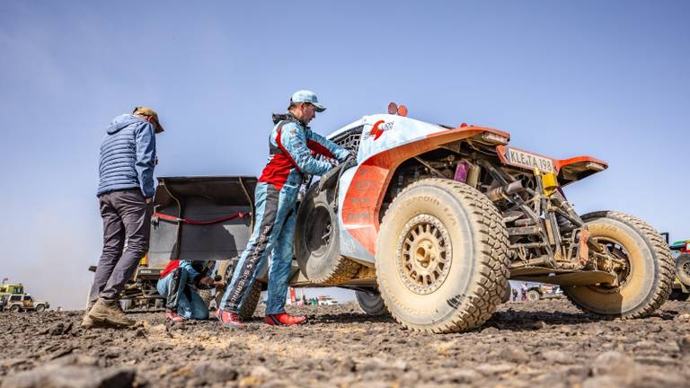 Paul Spierings bij zijn buggy.