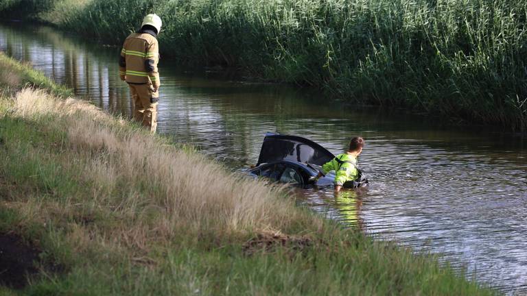 De drenkeling werd door de brandweer uit het water langs de Middenpeelweg gehaald (foto: Kevin Kanters/SQ Vision).