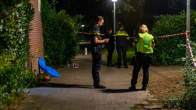 Politie doet onderzoek bij het huis (foto: Jurgen Versteeg/SQ Vision).