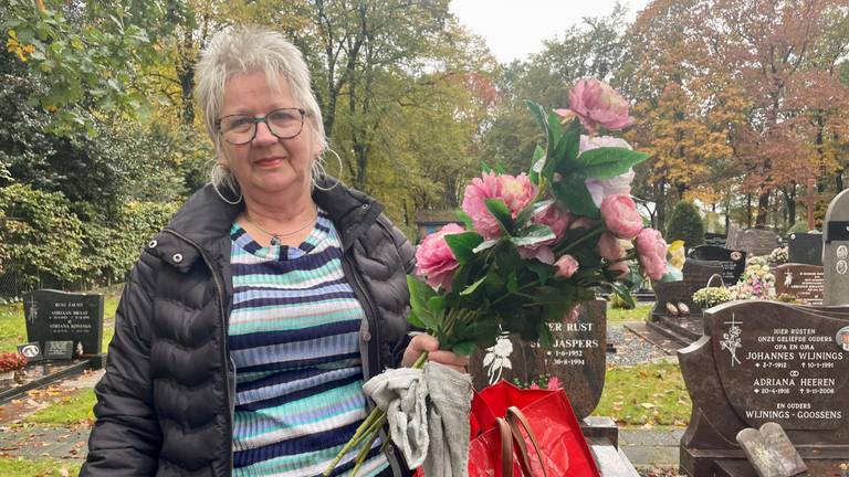 Tonia Koevoets op het kerkhof in Sint Willebord (foto: Erik Peeters).