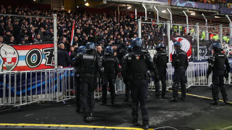 De Franse politie moest optreden bij rellen tussen supporters van PSV en RC Lens. (Foto: ANP)