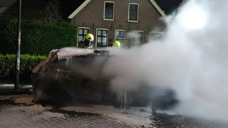Van de politieauto bleef weinig over (foto: SQ Vision).