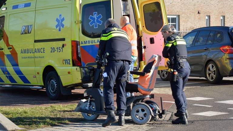 Een man op een scootmobiel is zaterdagochtend in botsing gekomen met een auto in Etten-Leur. (Foto: Perry Roovers / SQ Vision)