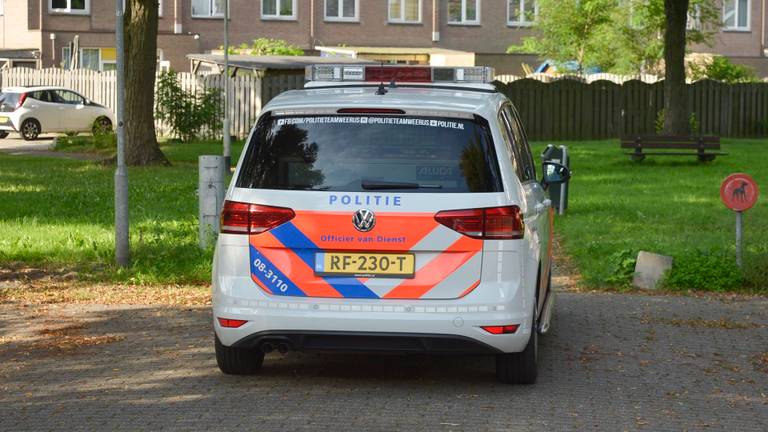 Een van de politiewagens die naar de straat kwamen (foto: Perry Roovers/SQ Vision).