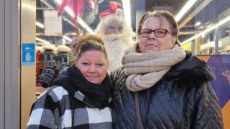 De zussen Imke (links) en Inge (rechts) ontmoetten elkaar na 47 jaar voor het eerst (foto: privé).