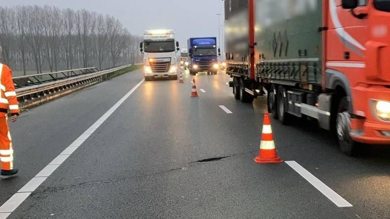 Lange file op de A2 richting Utrecht door een spoedreparatie (foto: Rijkswaterstaat).