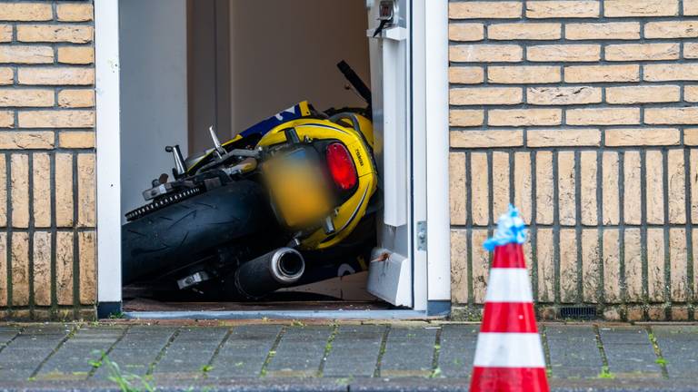 Motorrijder lost schoten en crasht vervolgens in huis