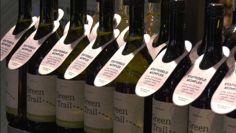 De flessen van Green Wine Company uitgestald in de winkelschappen (Foto: ZuidWest TV).